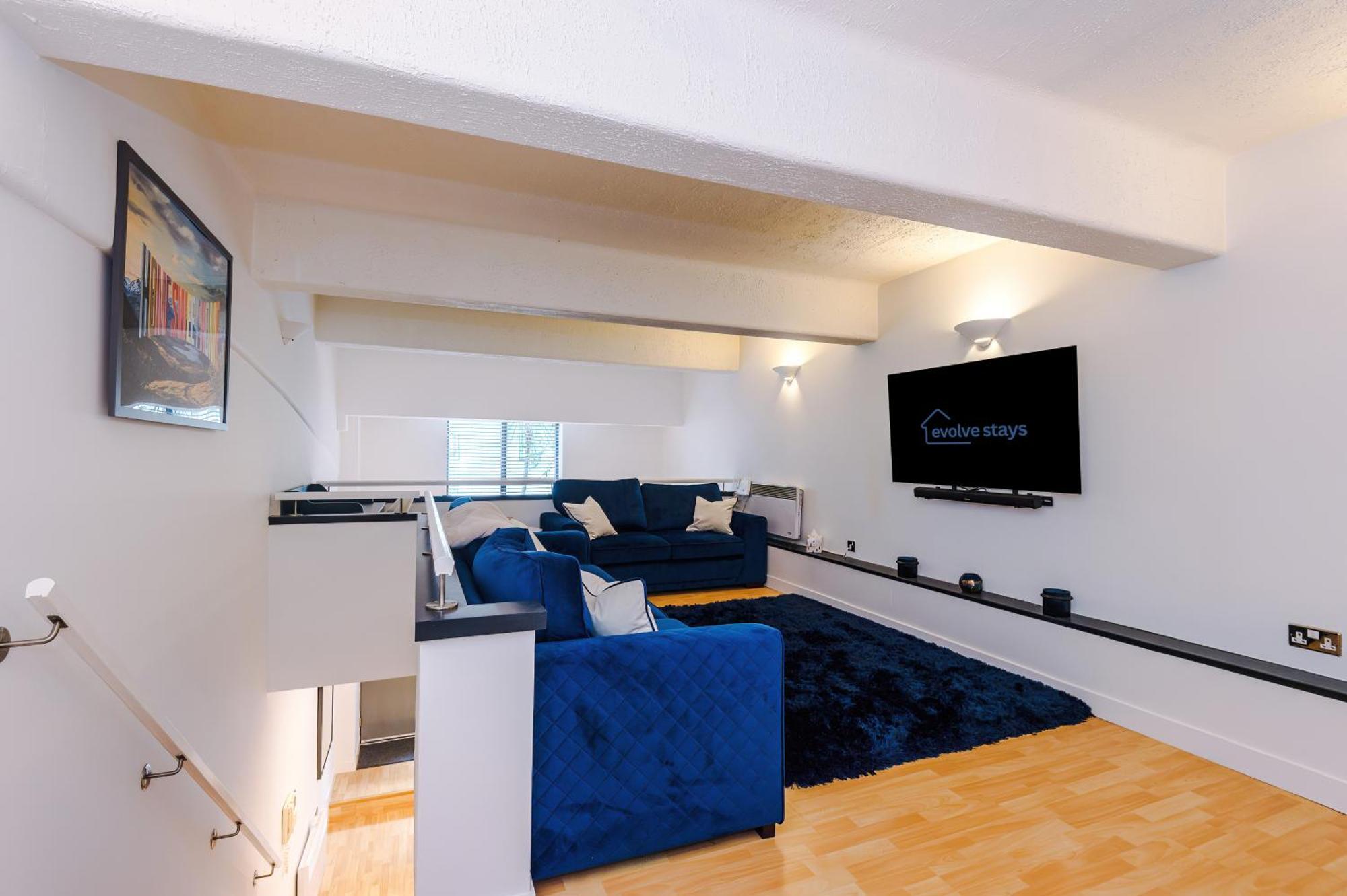 Stunning Duplex In Manchester, Workspace For Professionals Apartment *
